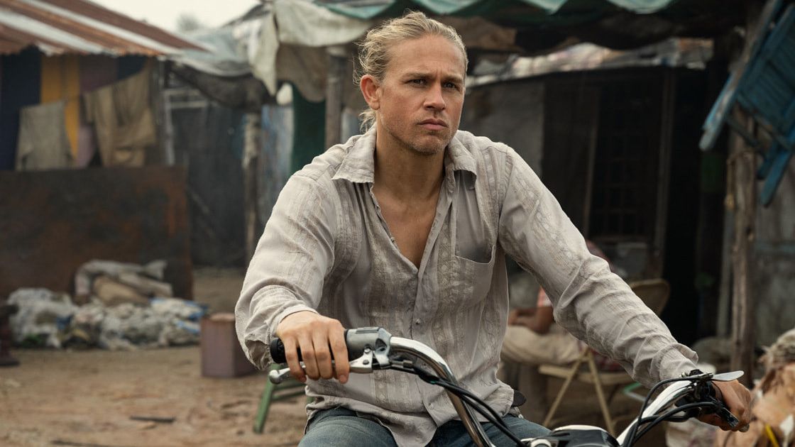 Charlie Hunnam as Lin Ford on a motorbike in Shantaram