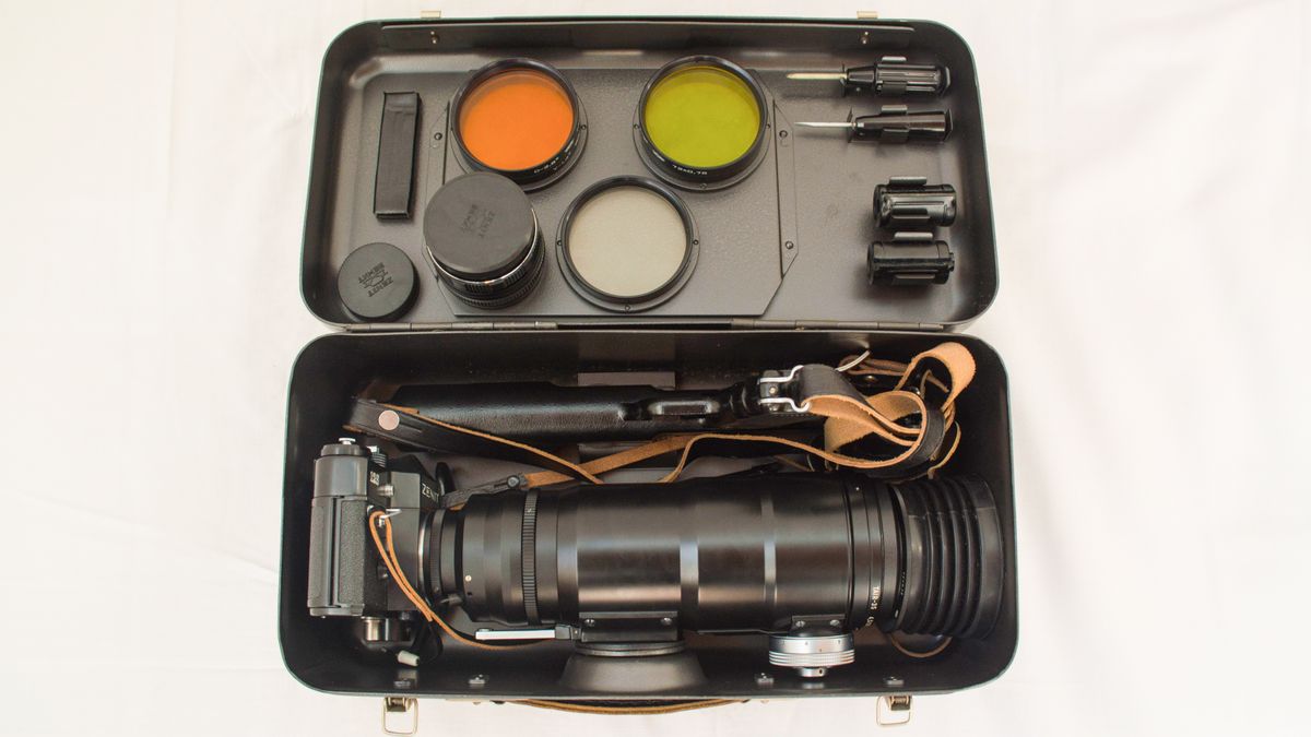 This Soviet 'sniper' camera looks more like a rifle than a photography ...