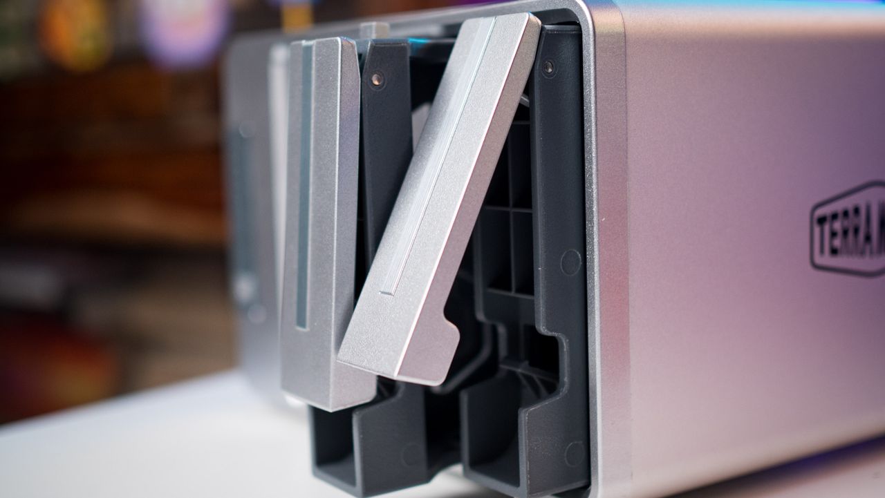 TerraMaster F5-422 10GbE NAS review