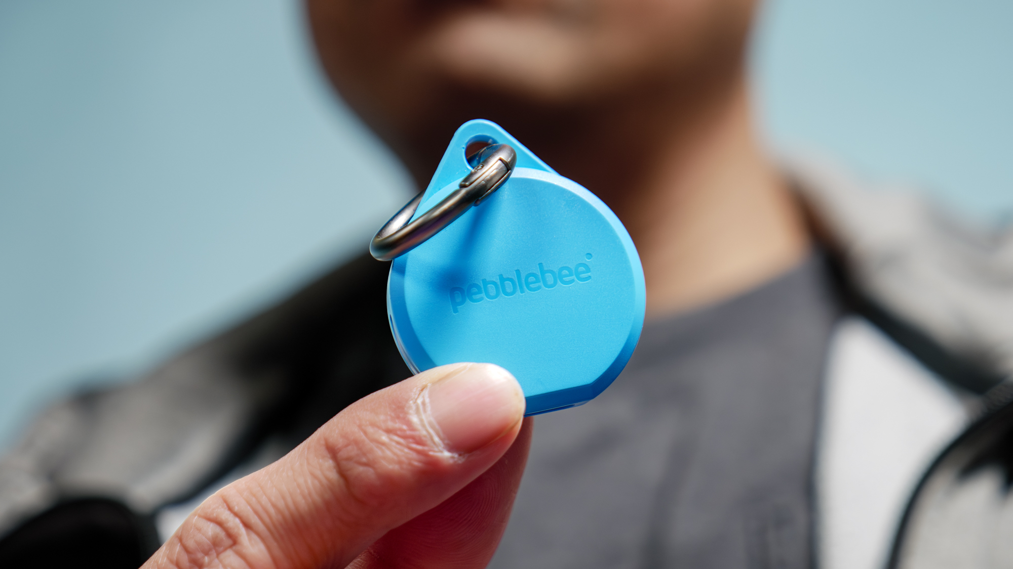 گیره Pebblebee 5 در دست.