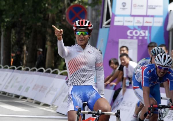 Jang croses the line with plenty of time to celebrate his victory on stage 3 of the Tour of China.