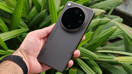 Oppo Find X9 Ultra in hand