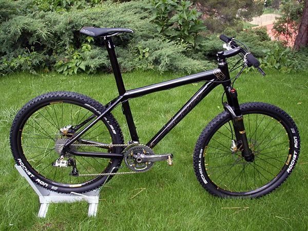 The Scale carbon hardtails are mostly unchanged for 2009 with the exception of a bare unidirectional carbon top sheet to shed a few grams.