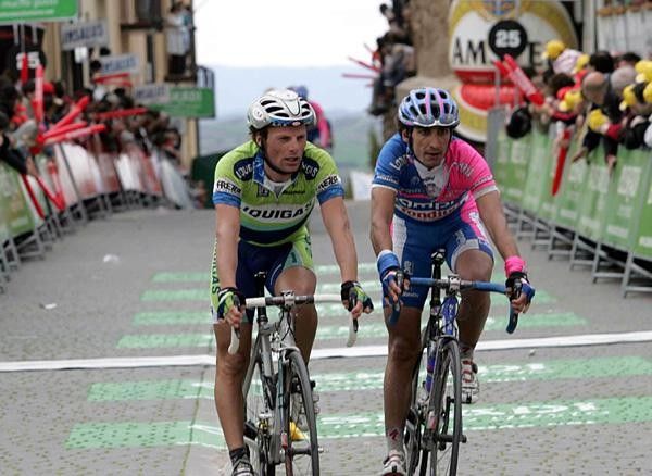 Danilo Di Luca (Liquigas)and Ruggero Marzoli (Lampre-Fondital) roll in together.