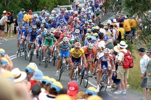 The peloton reaches the top of Smith Hill