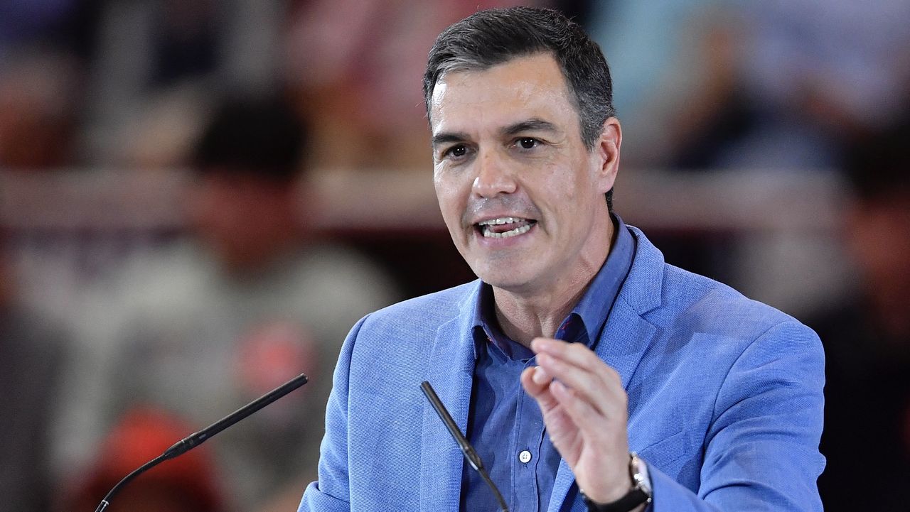 Pedro Sánchez speaking at a podium