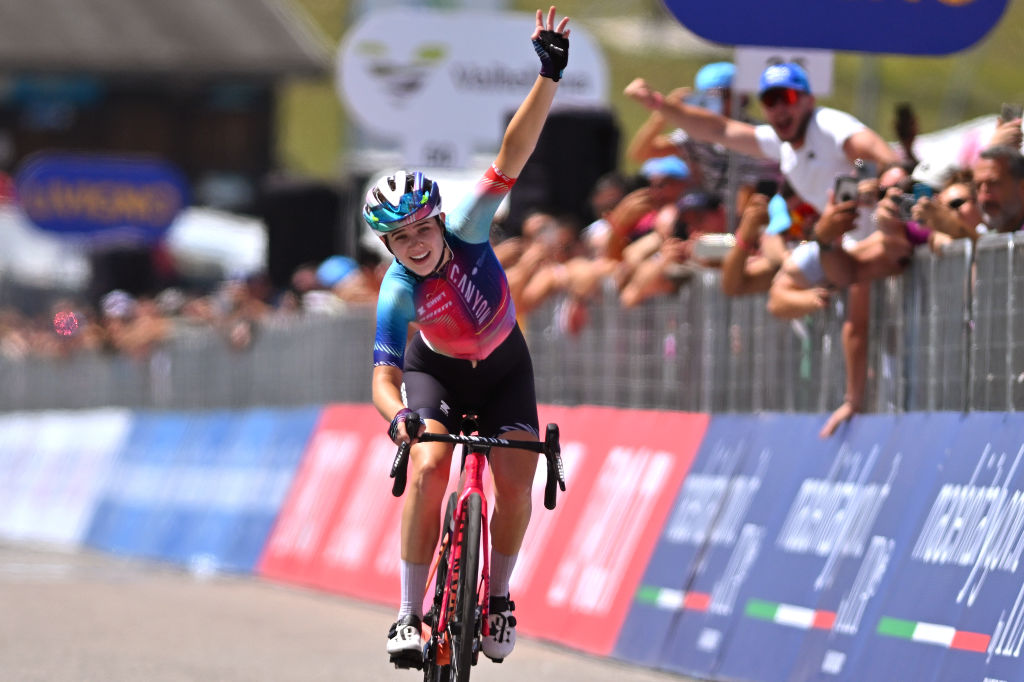 Neve Bradbury celebrates winning stage 7 atop Blockhaus