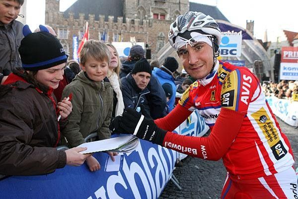 Marco Corti (Barloworld) signs autographs for some happy kids.
