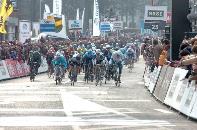 Marcel Kittel (Team Argos-Shimano) fights to hold off a charging Mark Cavendish (Omega Pharma-QuickStep) in the closing metres.