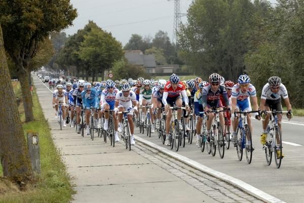 Gutter time: The peloton chases the leaders.