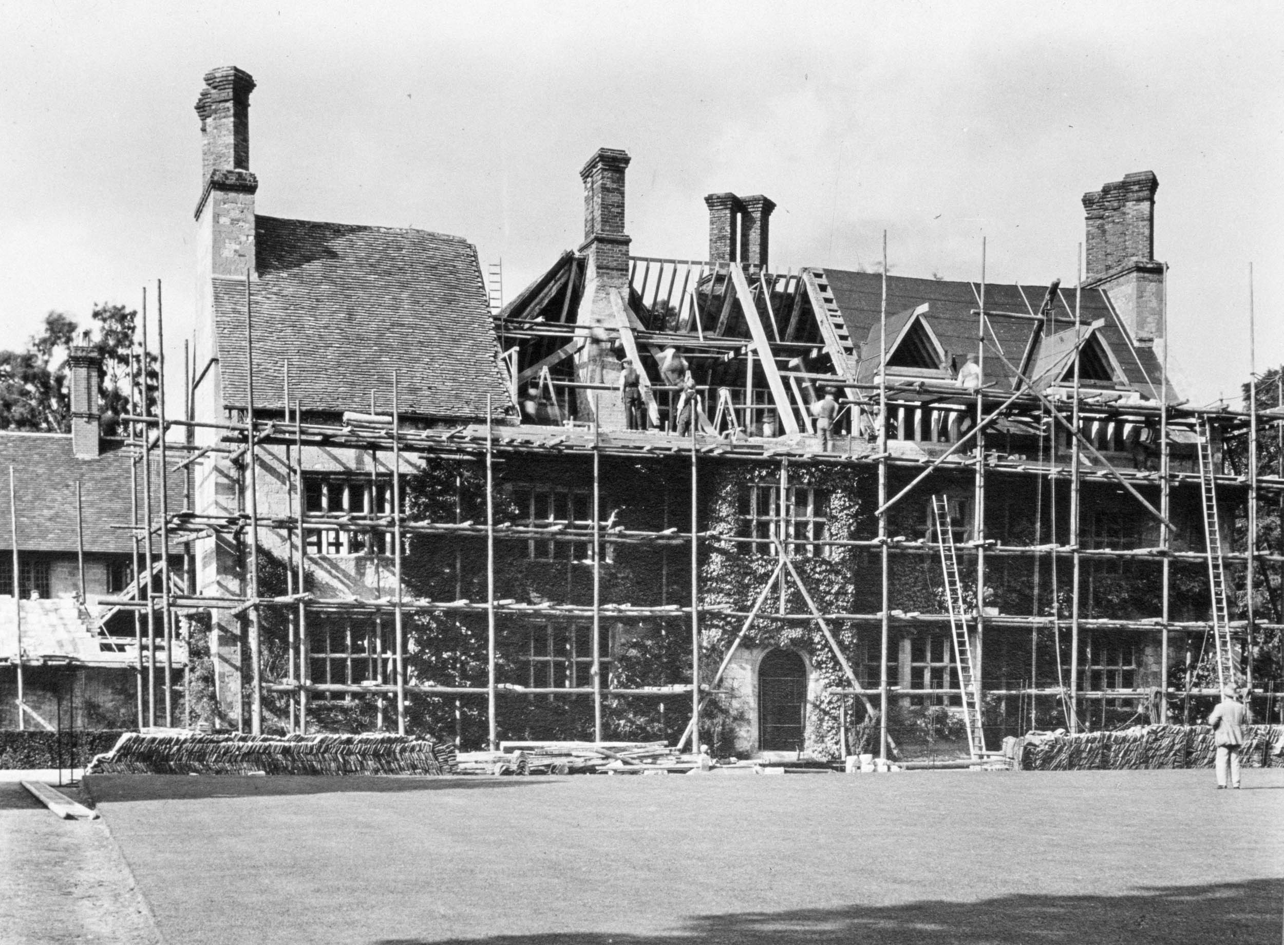 BW picture of house being built