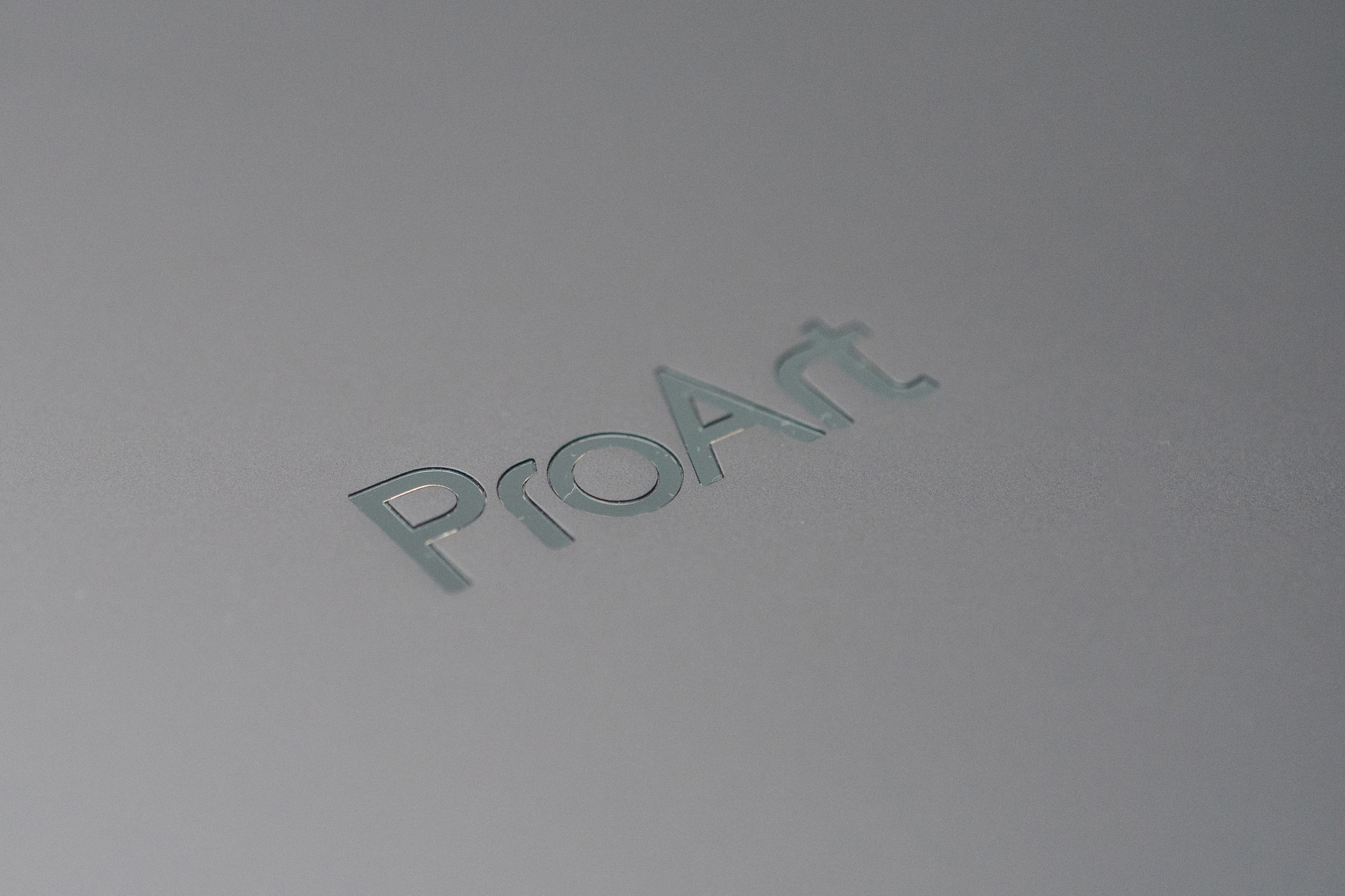 Un ASUS ProArt Studiobook OLED gris sobre un escritorio
