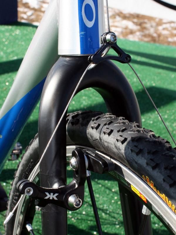 Straddle hangers are set high on the KORE wide-profile cantilevers.