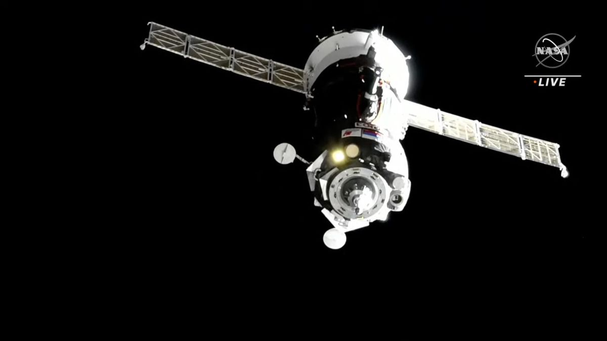 La nave espacial rusa Soyuz con 3 naves llega a la Estación Espacial Internacional