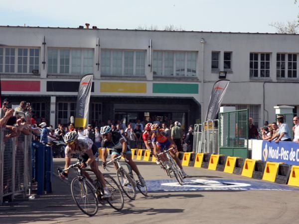 The Cancellara group enters the velodrome.