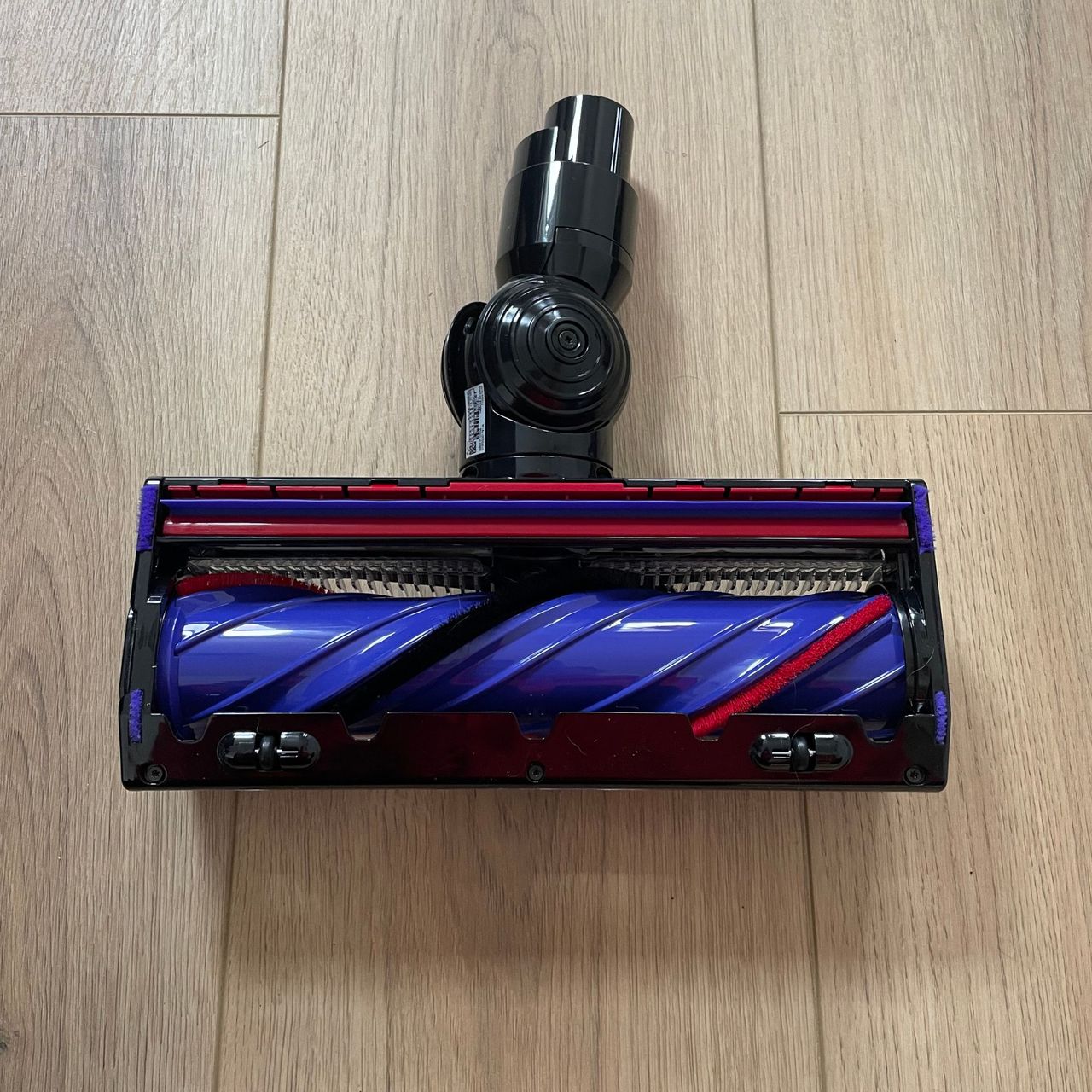 Upside down floorhead of the Dyson V8 Cyclone