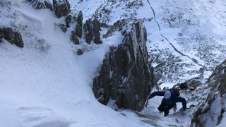 Bochlwyd Horseshoe: climbing Sinister Gully in winter