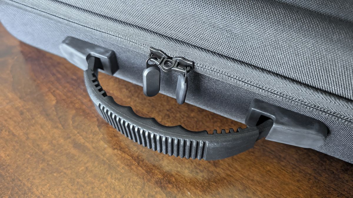 A closeup of the zippers on the JSAUX FlipGo Horizon Pro hard shell case.