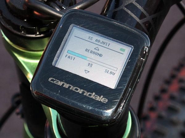 Rebound isn't adjusted with an external knob as usual - instead, it's programmed in through the computer interface.