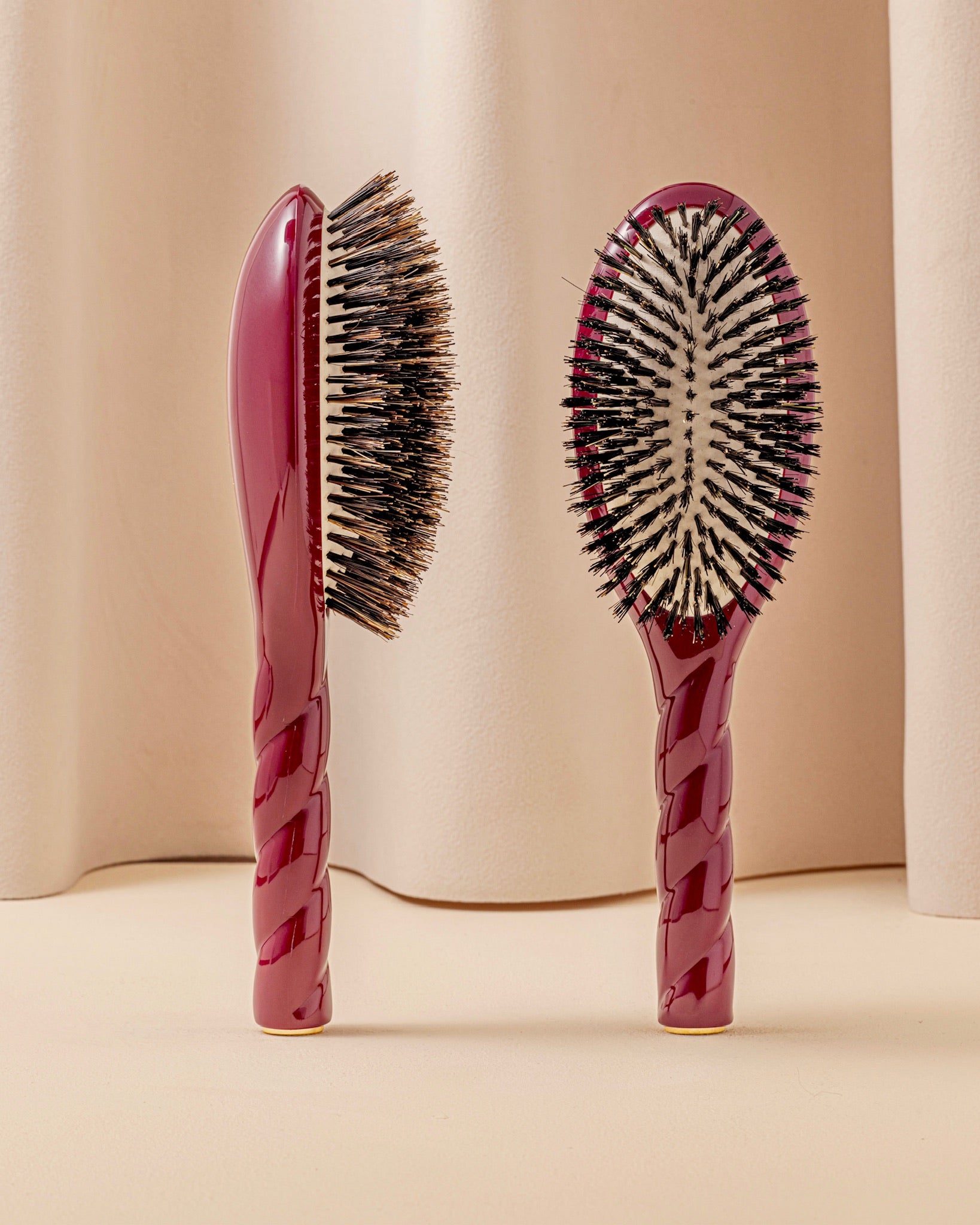 N.01 the Shine &amp;amp; Care Hairbrush the Universal Cherry Red