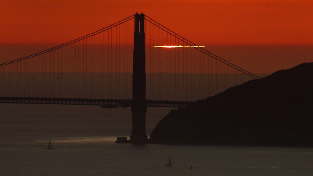 What causes the strange green flash at sunset and sunrise on earth space