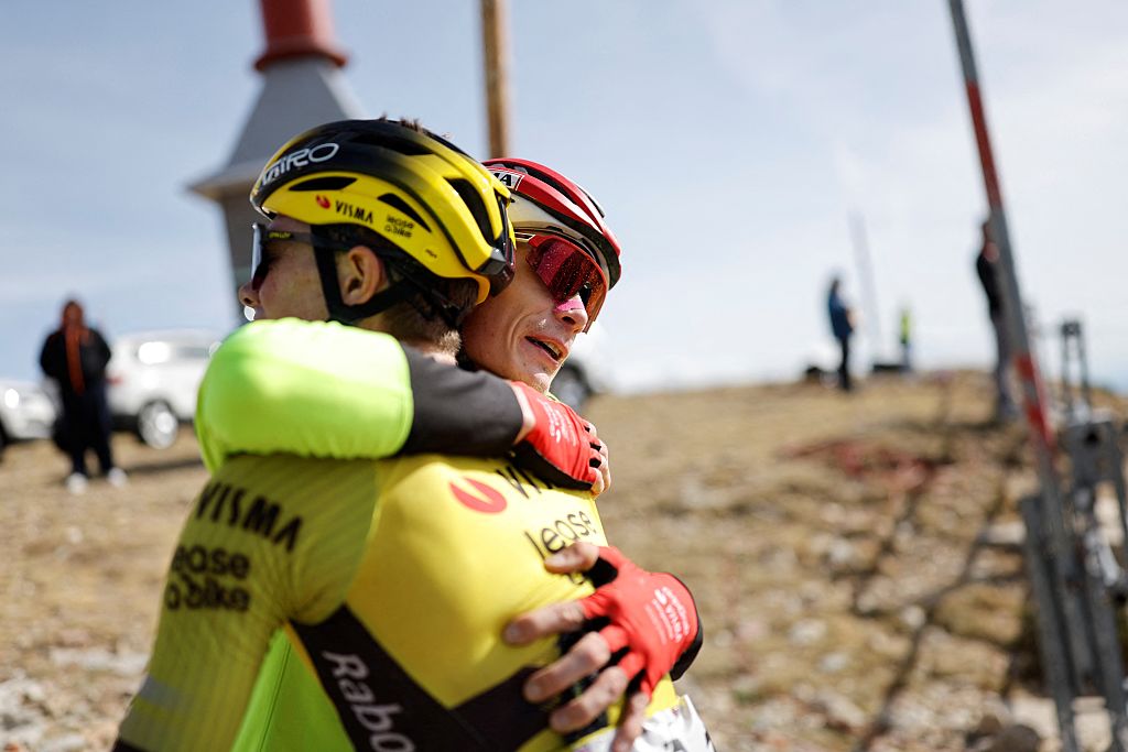Team Visma-Lease a bike&#039;s Danish rider Jonas Vingegaard celebrates winning the 20th stage of the Vuelta a Espana 2025, a 156 km race between Robledo de Chavela and Bola del Mundo, near Navacerrada, on September 13, 2025. (Photo by Oscar DEL POZO / AFP)