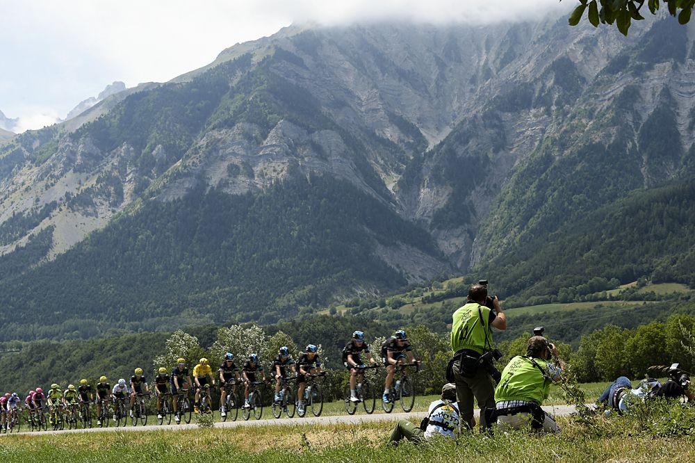 The peloton racing through the Alps during stage 18