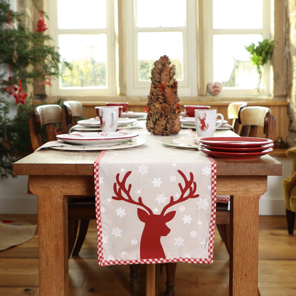 Christmas table runners – Stylish ideas for festive tables | Real Homes