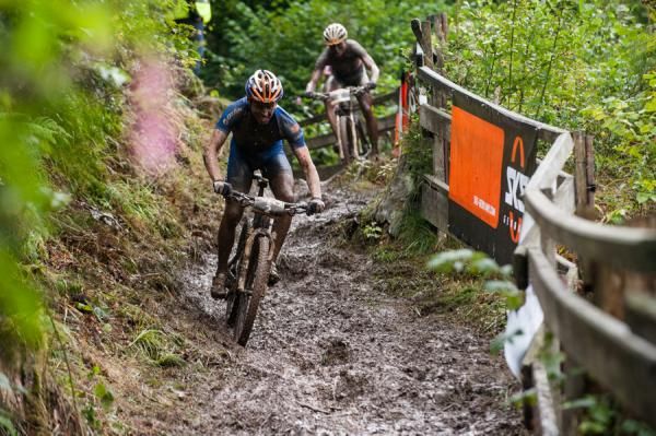 Emil Lindgren (Rabobank-Giant) negotiates another muddy downhill