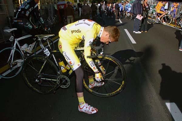 Ricc&ograve; makes sure he won't lose a wheel during the six-hour ordeal.
