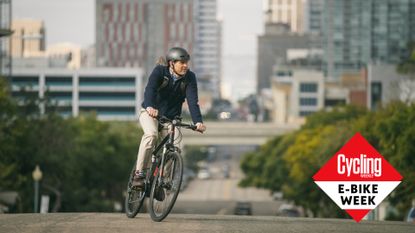 城市里骑电动自行车的男性