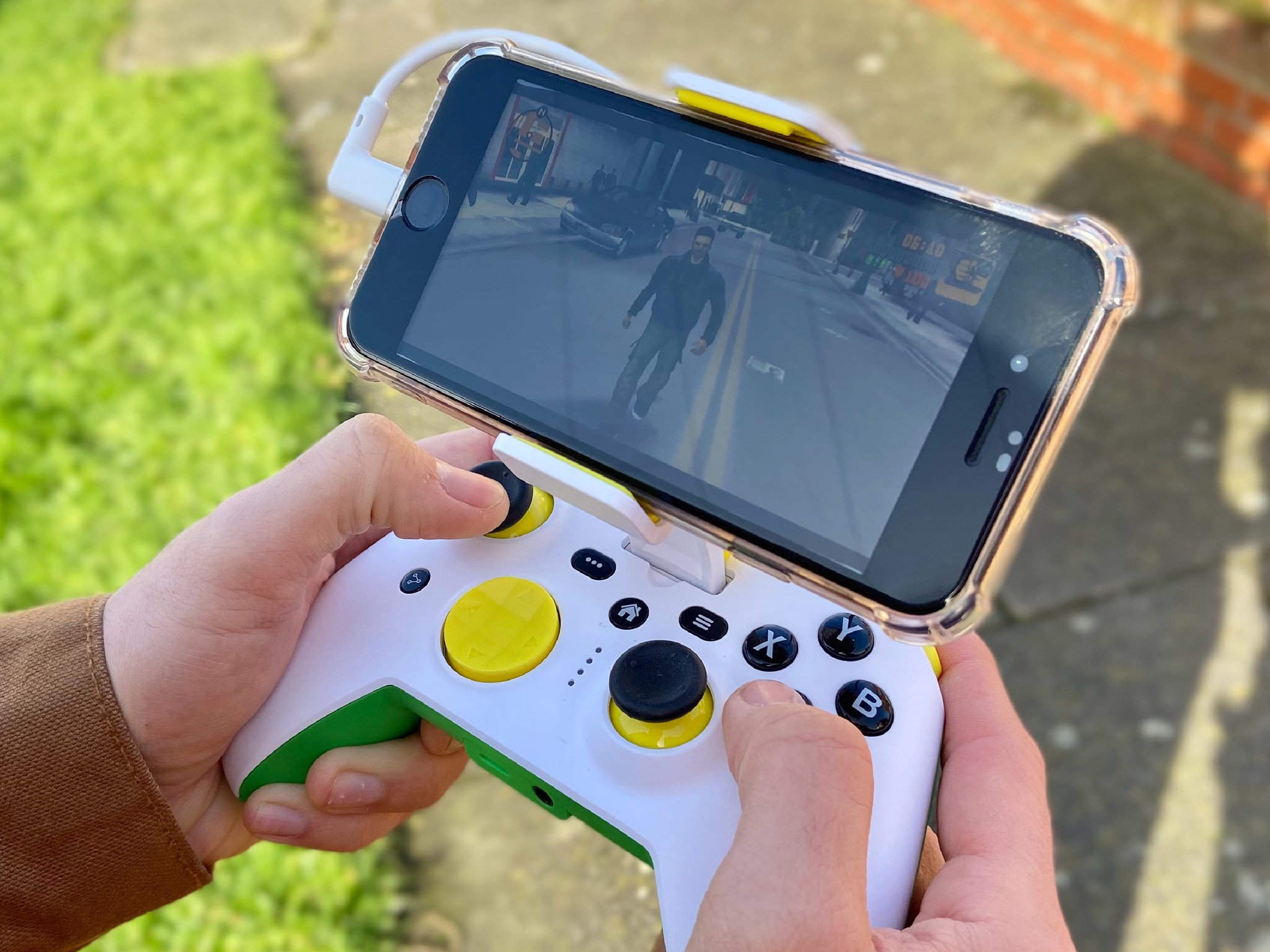 riotpwr-esl-iphone-controller-review-power-up-your-mobile-and-xbox