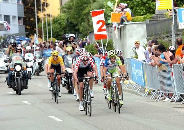The yellow jersey group speeds to the line