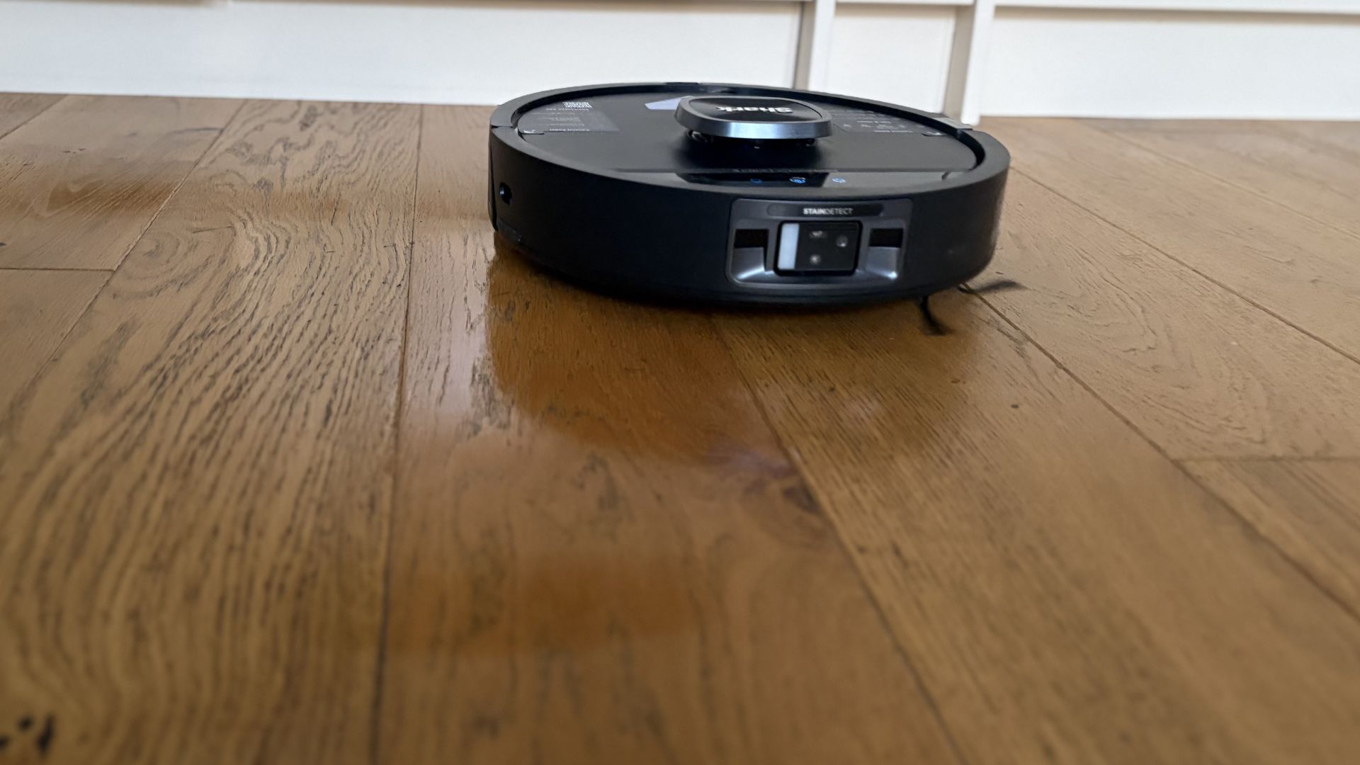 Testing the Shark PowerDetect UV Reveal Robot Vacuum + Mop mopping the floor