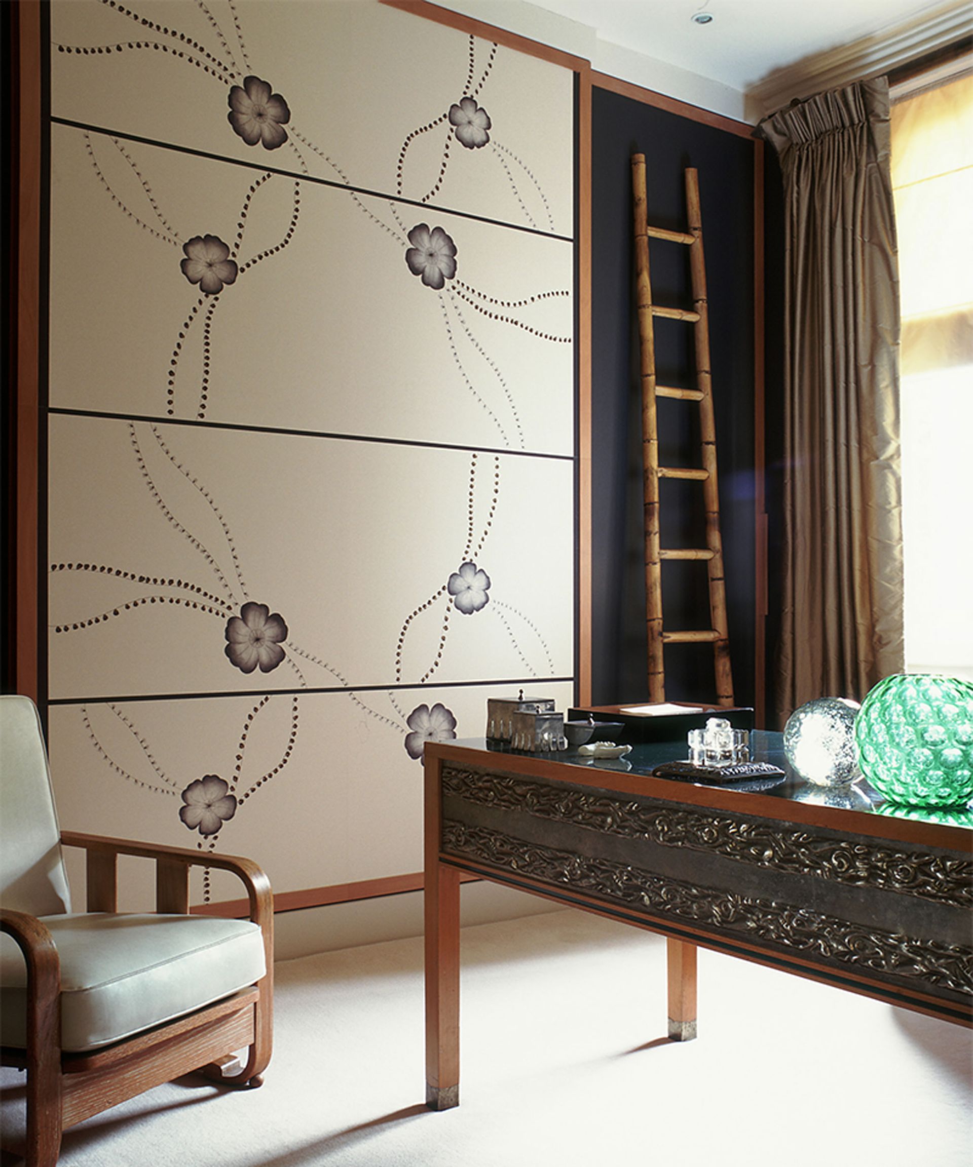 Panelling ideas for walls with floral panels