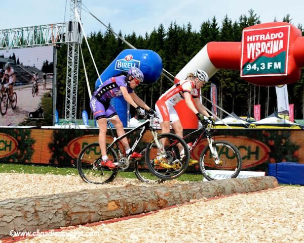 Julie Bresset (BH - SR Suntour - Peisey Vallandry) and Alexandra Engen (Ghost Factory Racing Team) in the first round