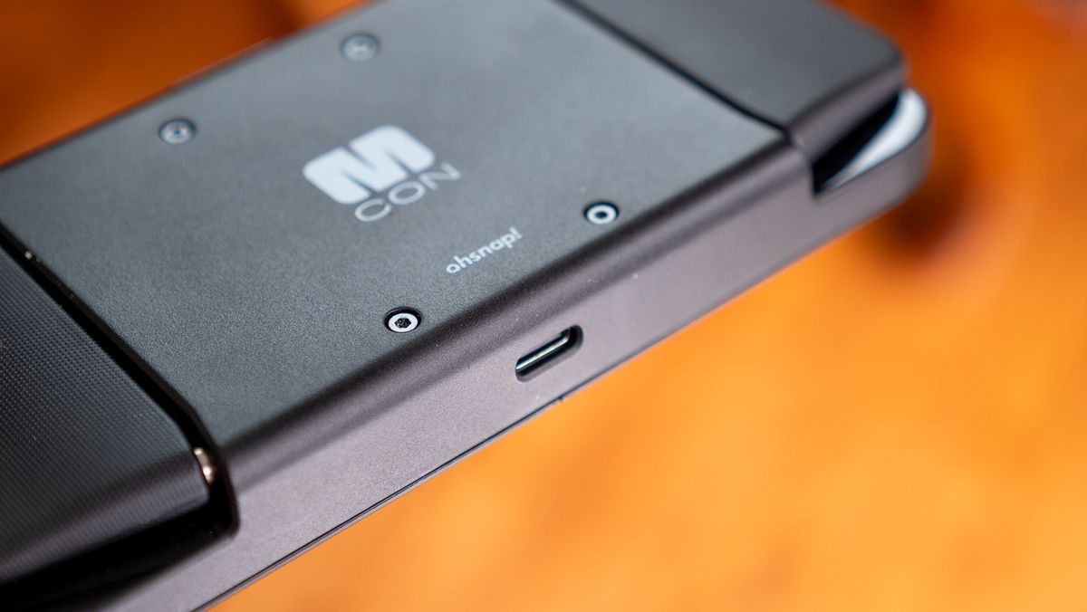 Taking a look at the Ohsnap Mcon's buttons, grips, and ports up close