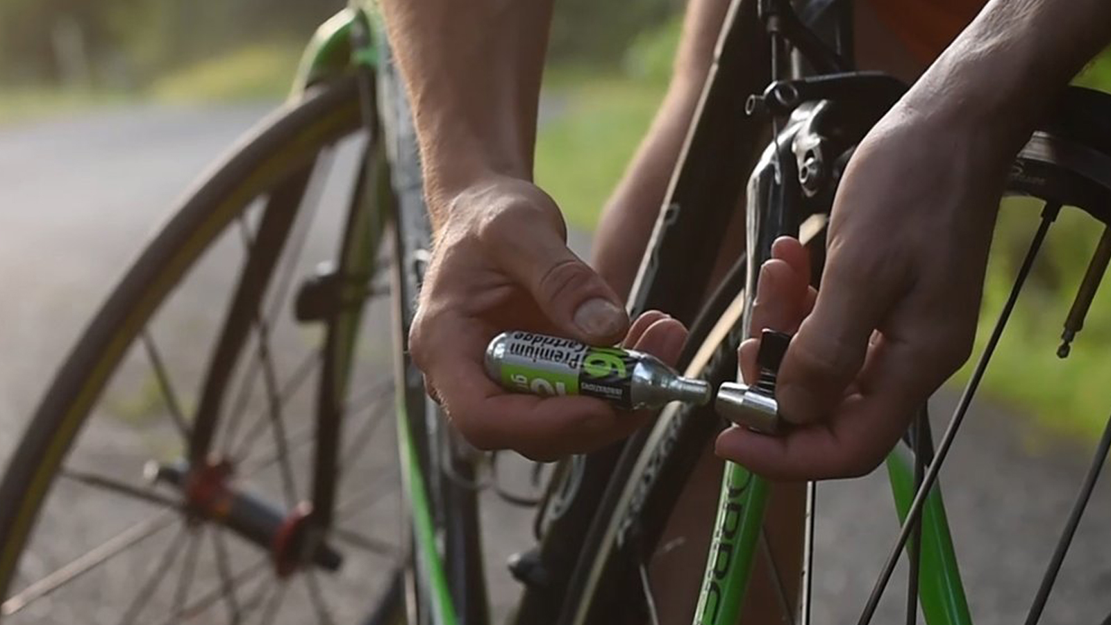 mini bike pump with co2