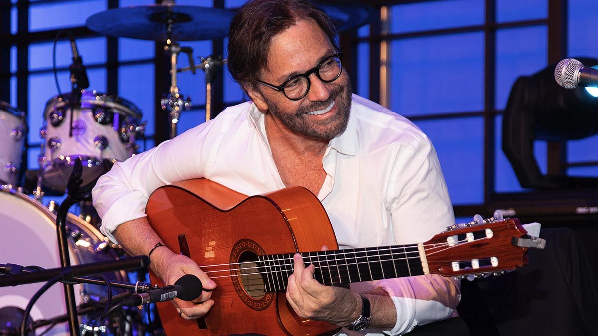 Al Di Meola suffers heart attack onstage – guitar maestro in stable ...