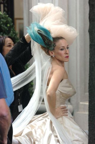 The bird worn by Carrie Bradshaw (Sarah Jessica Parker) in the first SATC movie is up for auction