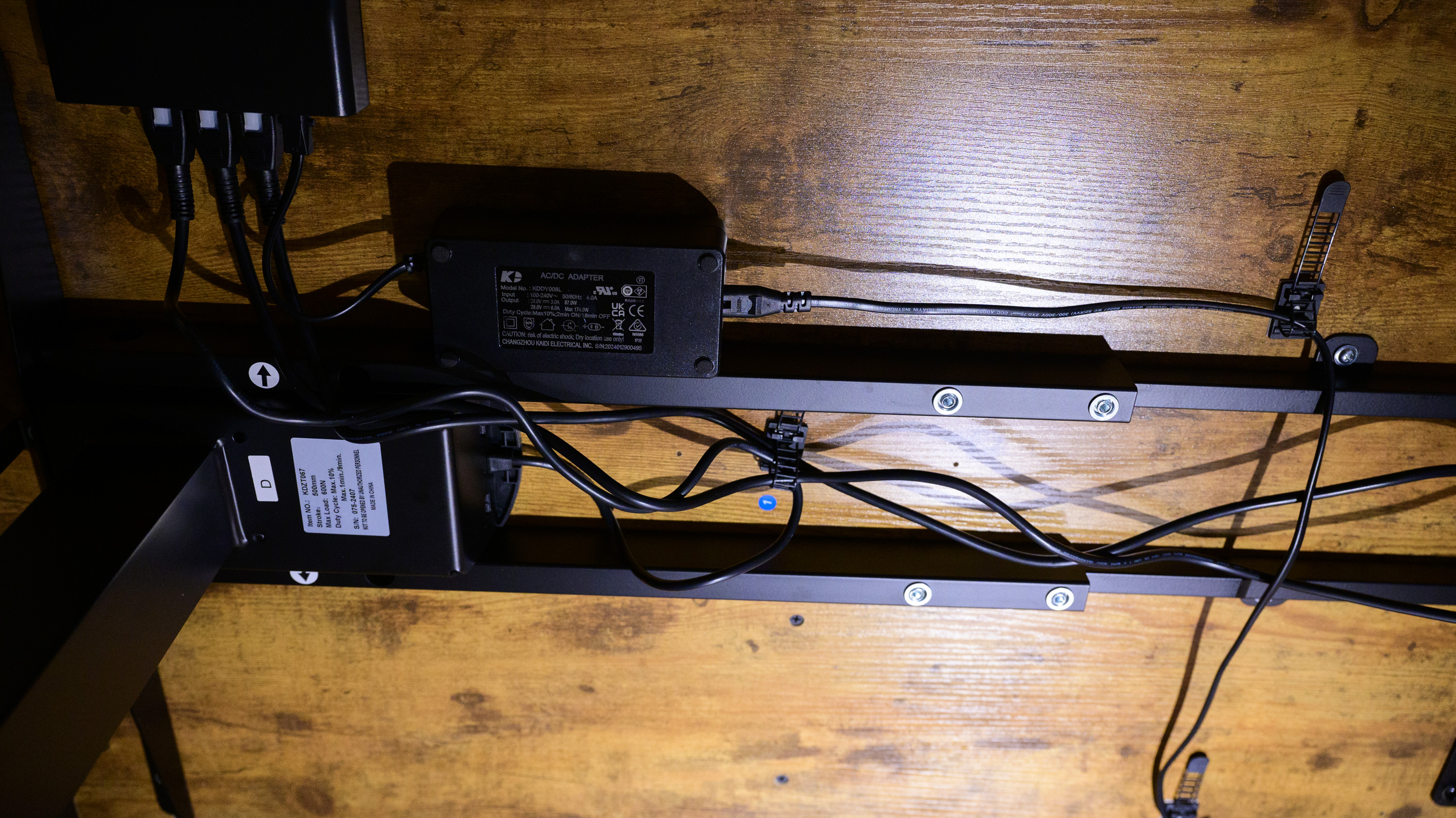 Underside of the Fezibo Worland standing desk with messy cables