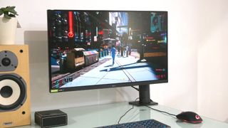 En LG UltraGear Ergo-gamingskärm står på ett skrivbord och kör Cyberpunk.