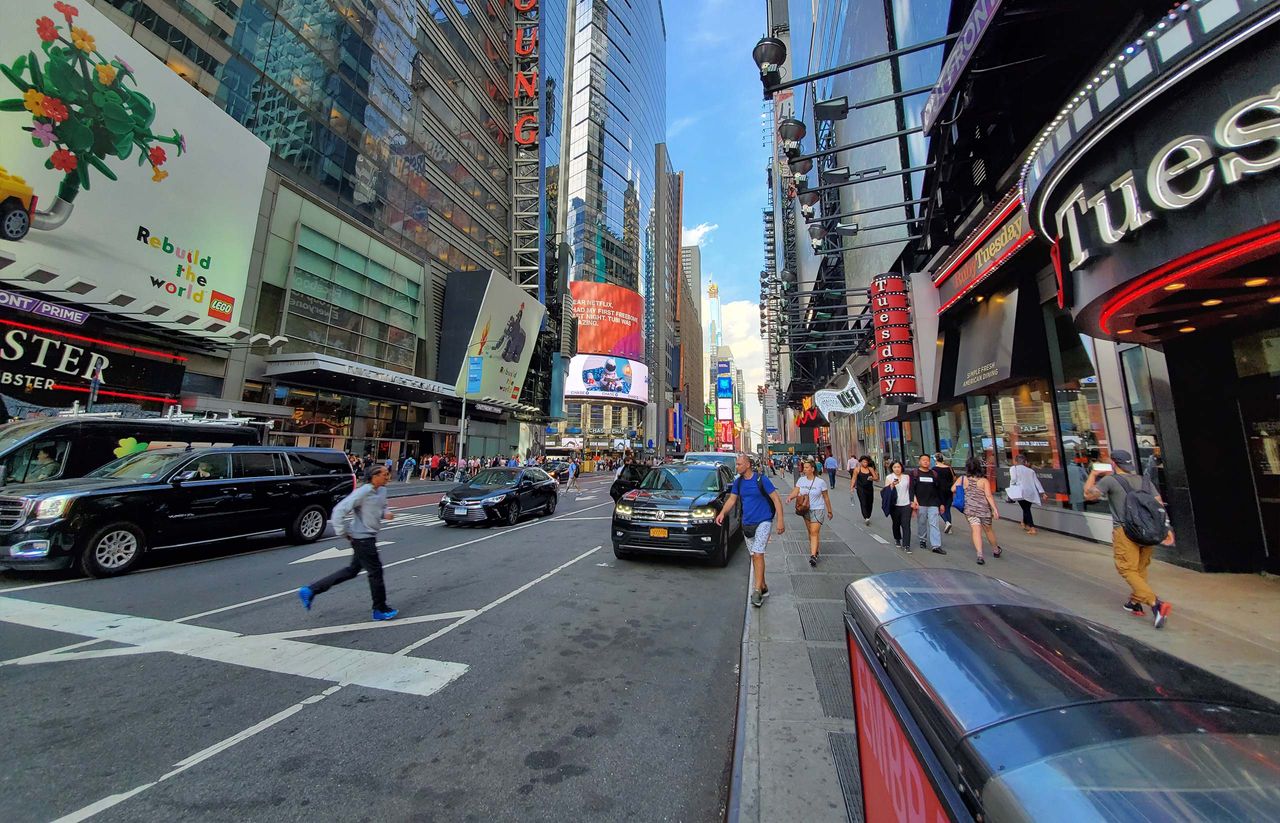 Galaxy Fold (wide-angle lens)