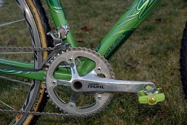 The SRAM Rival OCT crank is made of hollow forged aluminum.