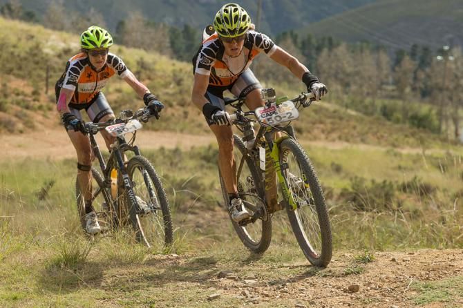 Sally Bigham (right) and Ester Suss (left) under pressure to catch Team RECM 2