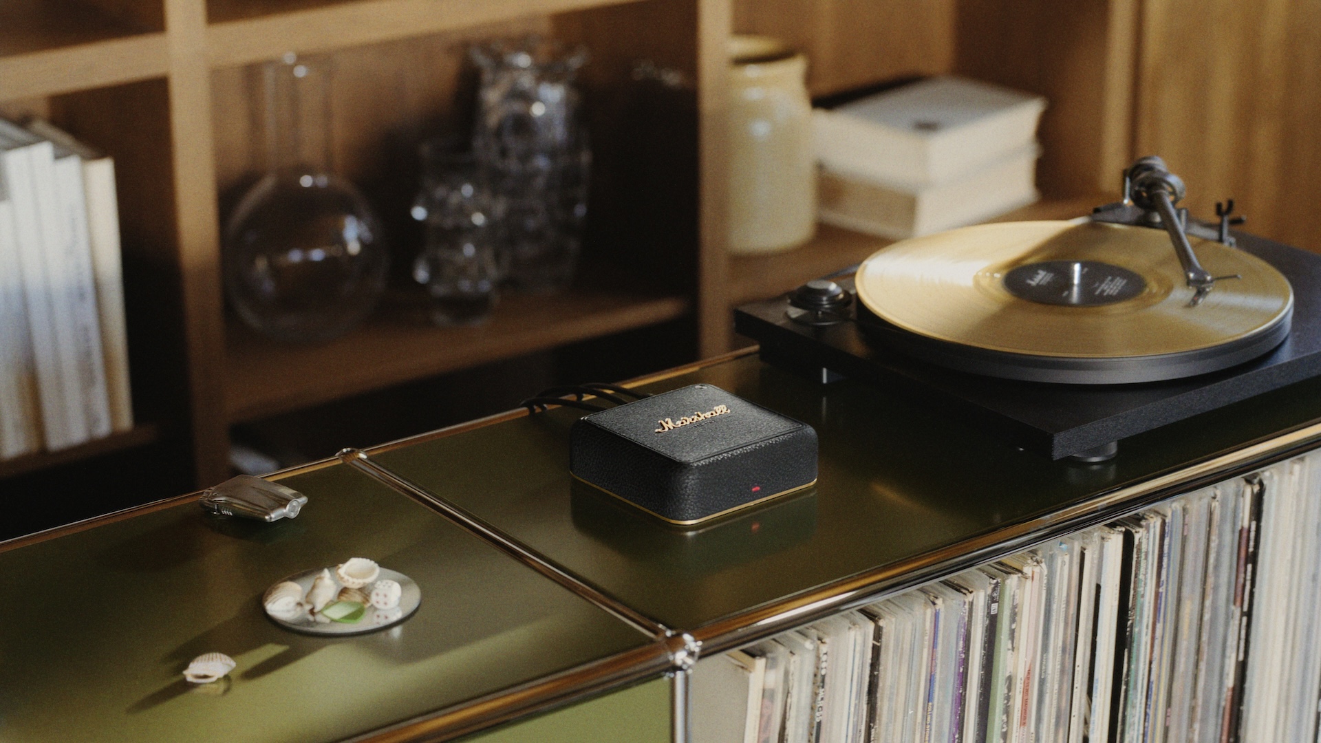 Marshall Heddon audio streamer next to a vinyl deck