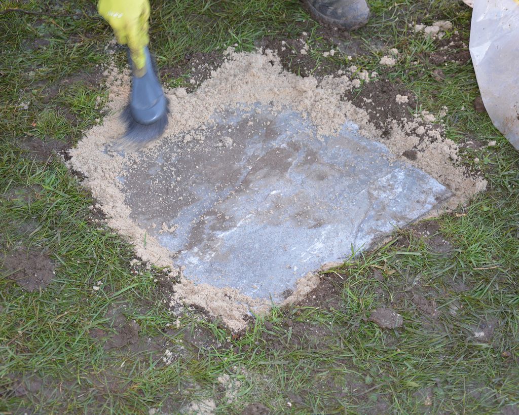 How to lay stepping stones on grass 4 easy steps Gardeningetc