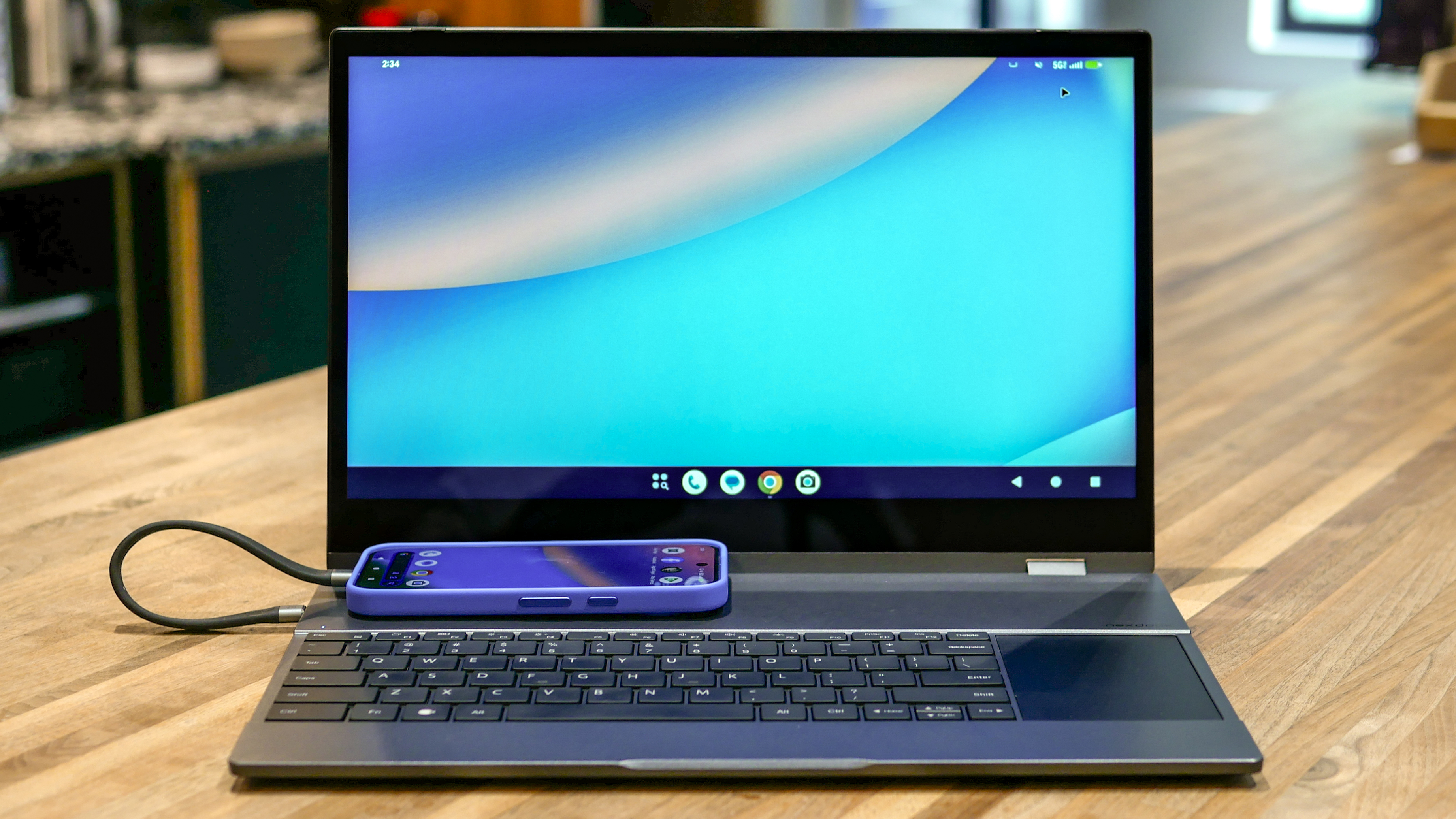 Pixel 10 running Android 16 desktop mode.