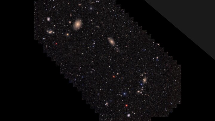 Gambar tambal sulam langit malam dengan bintang dan galaksi terlihat.