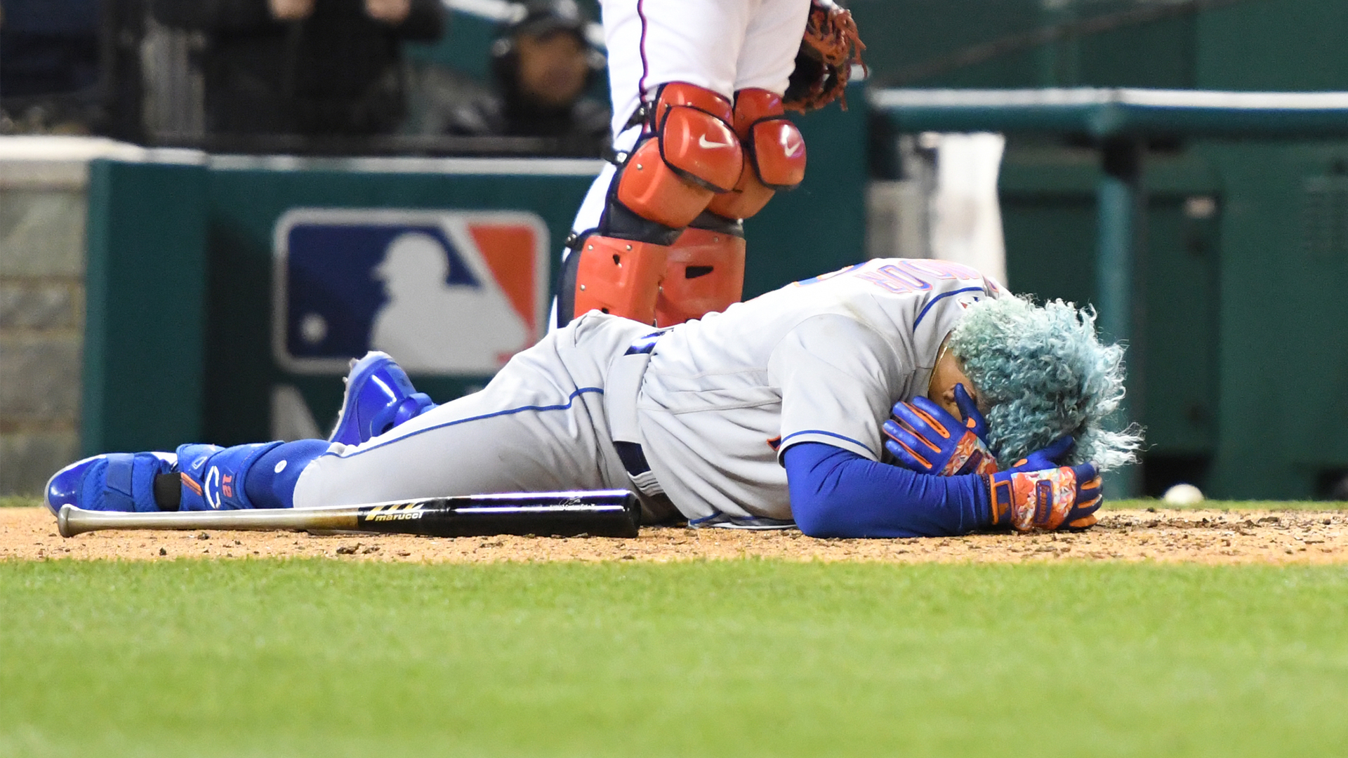 El jugador de los Mets, Francisco Lindor, luego de ser golpeado por un lanzamiento durante el primer juego de Apple TV + Friday Night Baseball